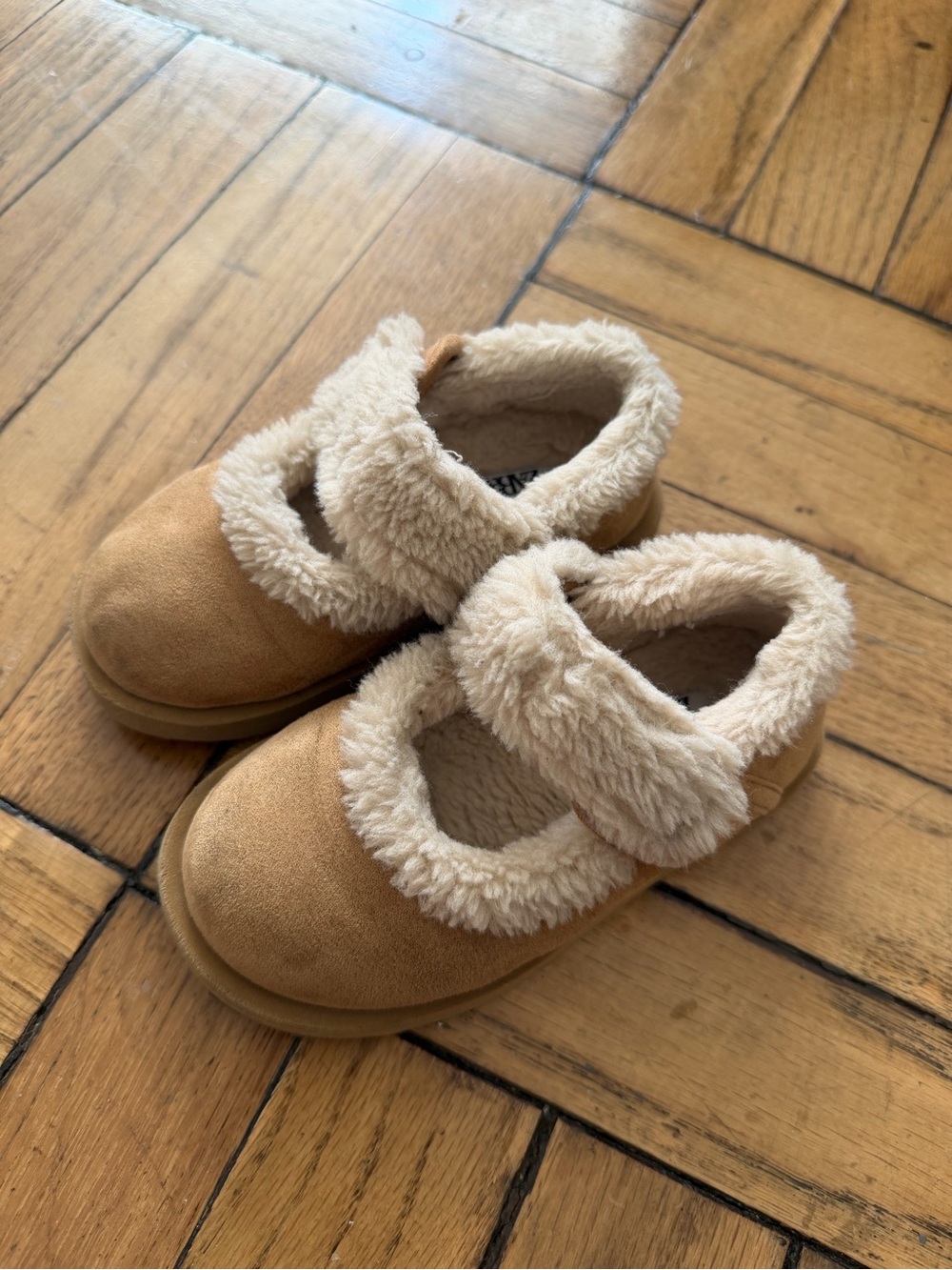 Zara Toddler Faux Shearling Slippers (toddler size 7 / 5.6 inches)